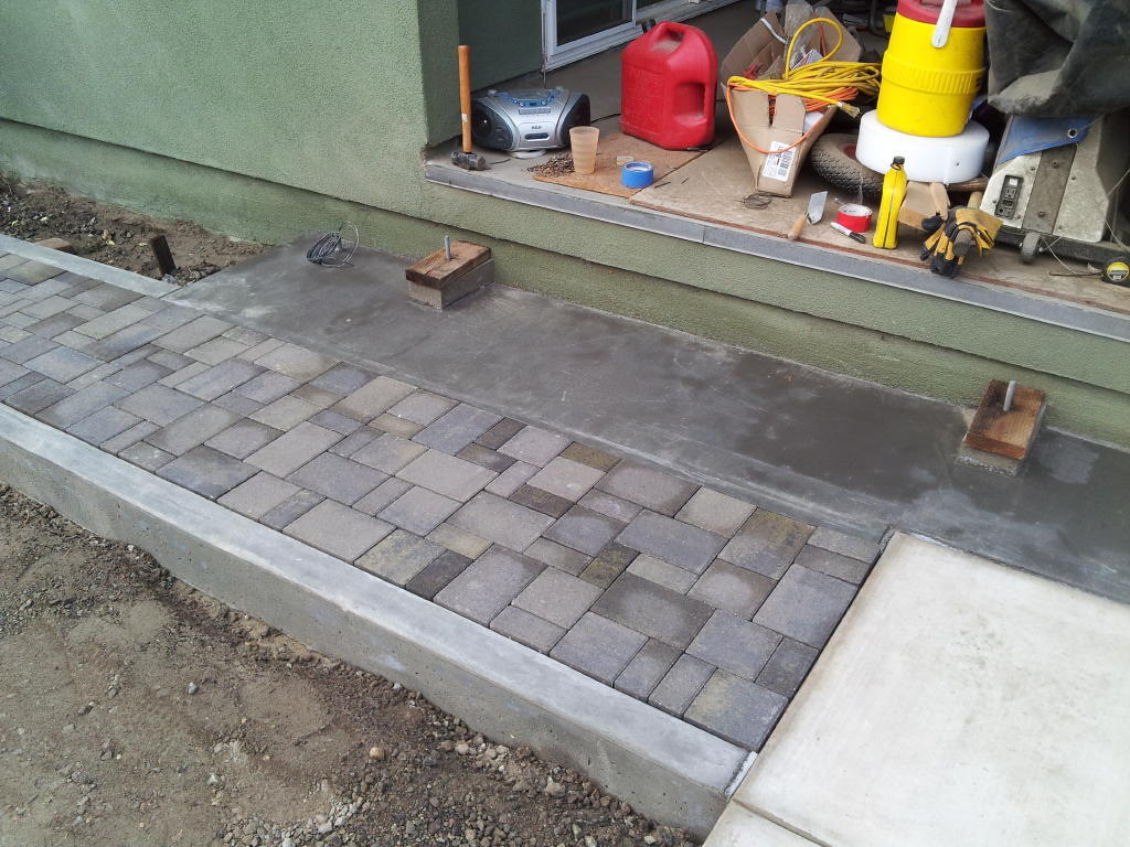 rear yard walkway6